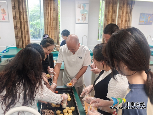党员初心传暖意 中秋饼香润童心|纳溪区护国中学主题党日联动关工委开展暖心活动(图4) 微信图片_2026-09-28_173341_580.jpg