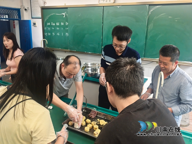 党员初心传暖意 中秋饼香润童心|纳溪区护国中学主题党日联动关工委开展暖心活动(图5) 微信图片_2026-09-28_173354_748.jpg