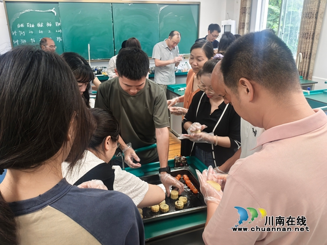 党员初心传暖意 中秋饼香润童心|纳溪区护国中学主题党日联动关工委开展暖心活动(图3) 微信图片_2026-09-28_173333_268.jpg