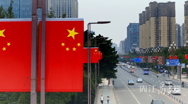 震撼!内江汉安大道首次全线挂国旗,14.8公里“中国红”一眼望不到头(图3) 2.jpg