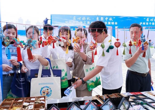 泸州市开展第五届个体工商户服务月集中宣传暨个体工商户产品展示展销活动(图2) 2.jpg