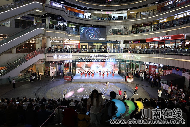 泸州龙马潭:非遗进商圈 国庆氛围浓(图1) 目瑙纵歌-(2).jpg