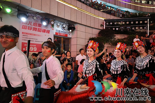 泸州龙马潭:非遗进商圈 国庆氛围浓(图3) 目瑙纵歌-(5).jpg
