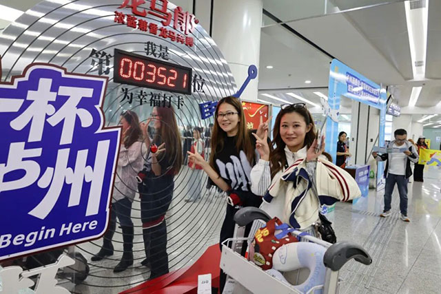 惊喜连连!“酒城第一杯”、伴手礼、长桌宴……龙马潭太宠客!(图6) 6.jpg