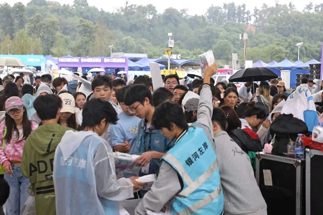 风雨无阻!泸州酒要会·超级银河左岸音乐节第二波狂欢→(图4) 4.jpg