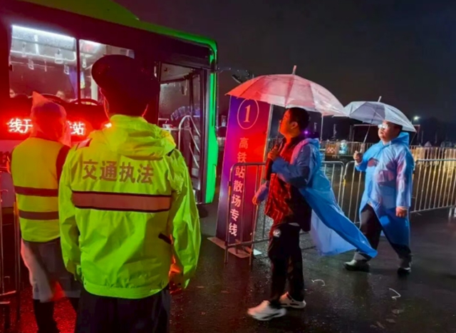 护航音浪,畅行酒城——泸州交通顺利完成泸州酒要会·超级银河左岸音乐节运输保障任务(图2) 2.jpg