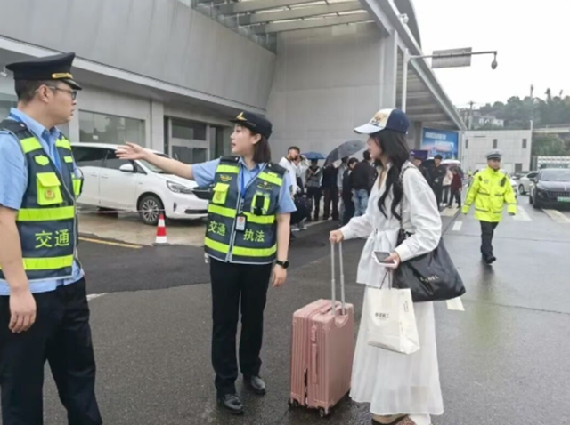 护航音浪,畅行酒城——泸州交通顺利完成泸州酒要会·超级银河左岸音乐节运输保障任务(图6) 6.jpg