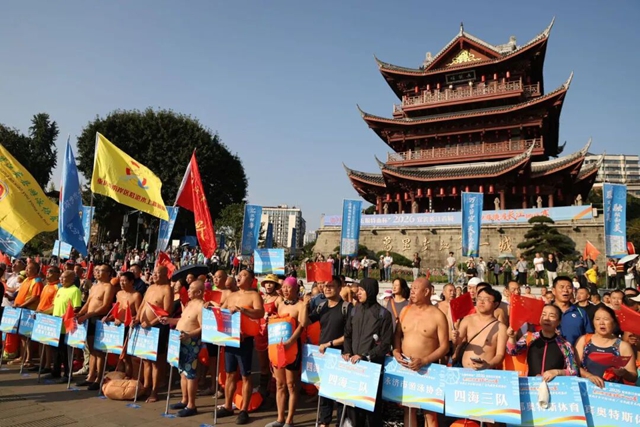 逐浪三江!宜宾横渡长江挑战赛举行(图2) 2.jpg