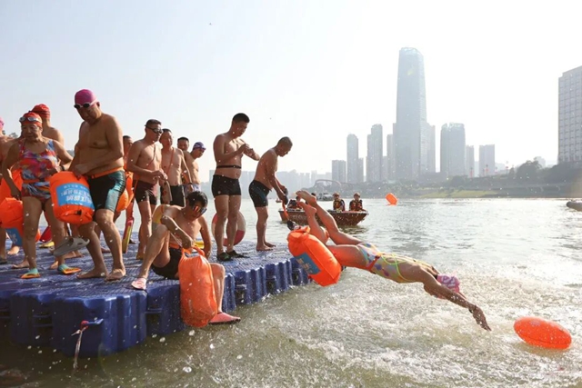 逐浪三江!宜宾横渡长江挑战赛举行(图3) 3.jpg