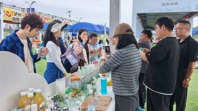 用一种新的场景拉动的情绪消费——酒城泸州刮起的微醺与快乐 让全国乐迷很上头(图5) 5.jpg