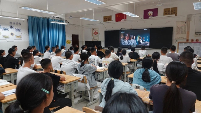 在长征发生地看长征大剧 古蔺干群共同观看《伟大的长征》首播(图5) 毛5.jpg