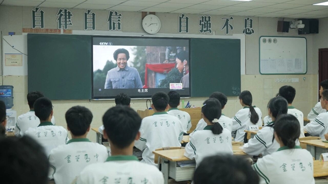 在长征发生地看长征大剧 古蔺干群共同观看《伟大的长征》首播(图4) 毛4.jpg