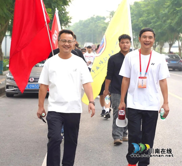 步履砺心志 热血践青春|泸县建校2024级学子完成15公里徒步拉练(图1) 1.jpg