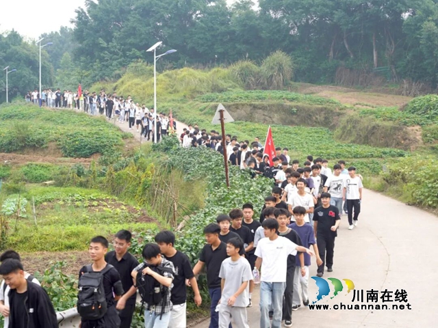 步履砺心志 热血践青春|泸县建校2024级学子完成15公里徒步拉练(图2) 2.jpg