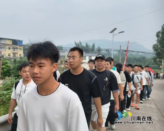 步履砺心志 热血践青春|泸县建校2024级学子完成15公里徒步拉练(图4) 4.jpg