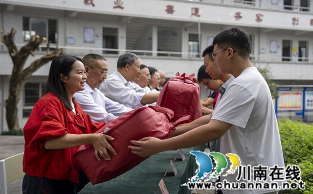 山海传温情 冬被暖童心 ┃浙江丽水市关工委向叙永镇初级中学留守儿童捐赠冬被(图2) 图片2.jpg