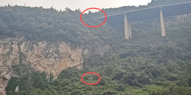 泸州古蔺:一新能源轿车翻下落差近百米悬崖,多次撞击和连续翻滚,车主生还!领克回应事发后救援详情(图4) 车4.jpg