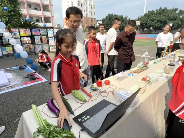 舞动活力,科技逐梦|泸县天兴镇学校阳光大课间暨科技创新展评活动圆满举行(图7) 7.jpg