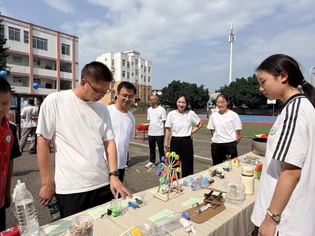 舞动活力,科技逐梦|泸县天兴镇学校阳光大课间暨科技创新展评活动圆满举行(图8) 8.jpg