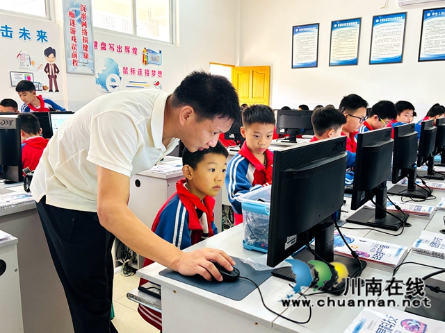 数智火种燃校园 科创赋能促成长|泸州市“数智火种传递计划”走进叙永银顶小学(图2) 银3.jpg