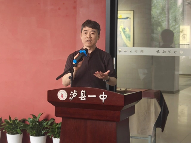 以美润校 共赴美育之约|泸州市“边走边画——画泸州”十人作品展走进泸县一中(图4) 4.jpg