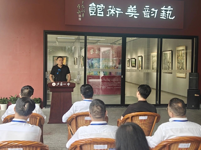 以美润校 共赴美育之约|泸州市“边走边画——画泸州”十人作品展走进泸县一中(图6) 6.jpg