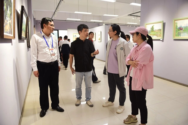 以美润校 共赴美育之约|泸州市“边走边画——画泸州”十人作品展走进泸县一中(图9) 9.jpg