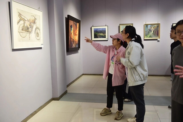 以美润校 共赴美育之约|泸州市“边走边画——画泸州”十人作品展走进泸县一中(图11) 11.jpg