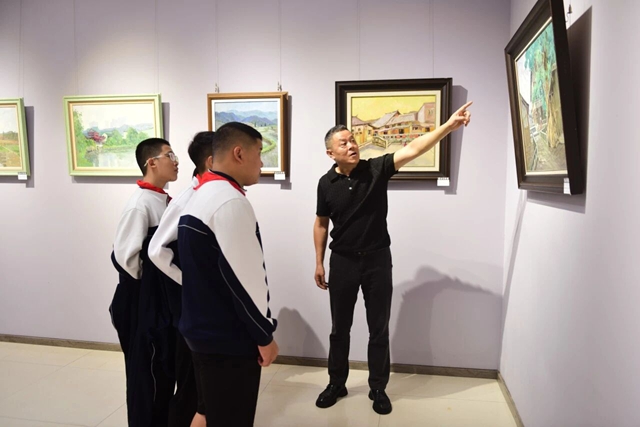 以美润校 共赴美育之约|泸州市“边走边画——画泸州”十人作品展走进泸县一中(图12) 12.jpg