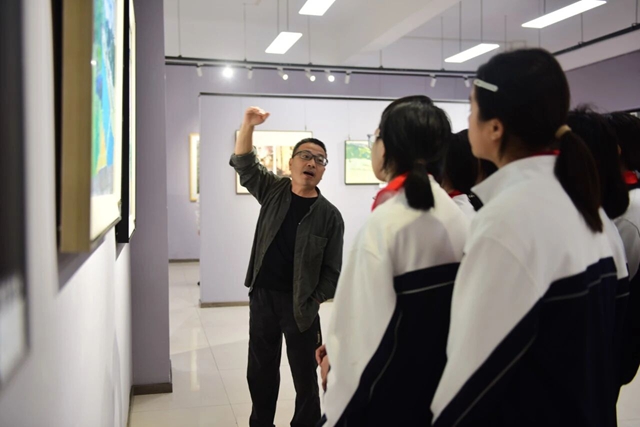 以美润校 共赴美育之约|泸州市“边走边画——画泸州”十人作品展走进泸县一中(图15) 15.jpg