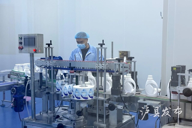 投产一年、日产2万瓶!泸县这家企业产品销往川渝鄂(图1) 药1.jpg