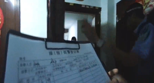 女子情绪低落求助民警“可以抱抱你吗?” ,泸州民警:可以,你抱一下吧"(图2) 2.jpg