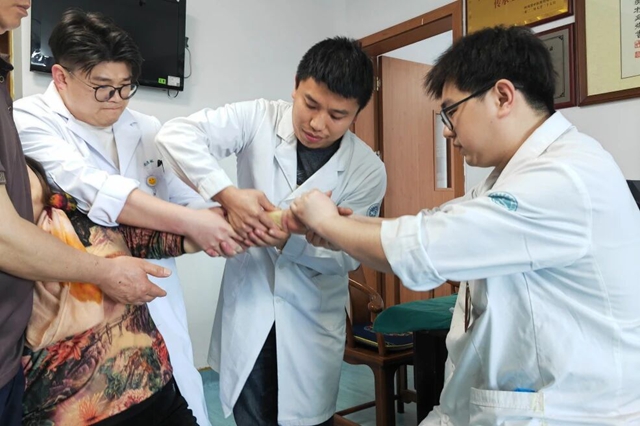 王念武:每天坚持做100个俯卧撑的正骨医生(图1) 王1.jpg
