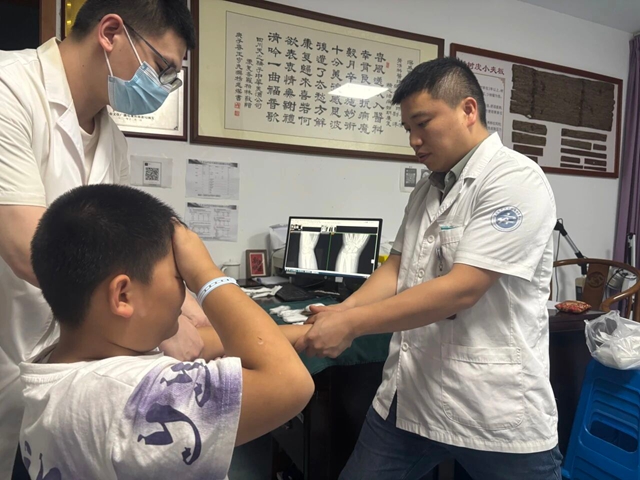 王念武:每天坚持做100个俯卧撑的正骨医生(图6) 王6.jpg