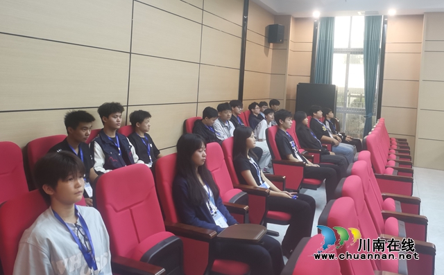 “零距离”感受司法威严|泸县建校师生旁听庭审,共上沉浸式法治公开课(图1) 庭审现场.jpg