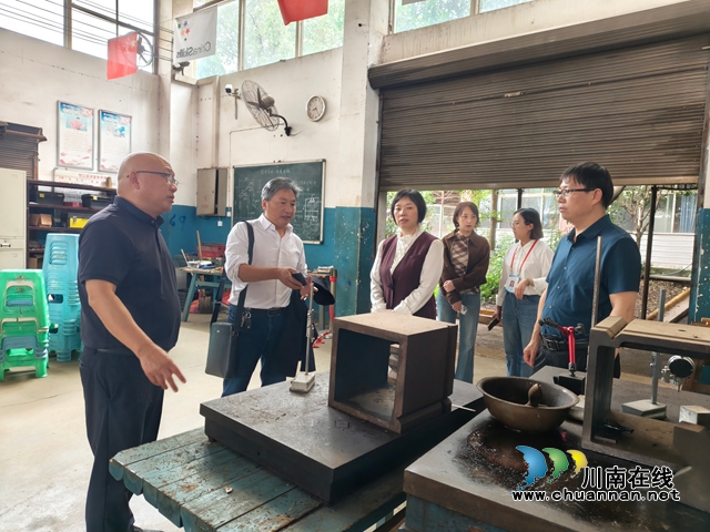 四川省教育评估院调研组到泸县建校开展中职教育专题调研(图8) 调研组参观嘉明校区实训室.jpg