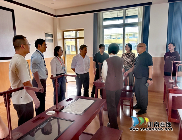 四川省教育评估院调研组到泸县建校开展中职教育专题调研(图10) 调研组参观马湾校区书法实训室.jpg