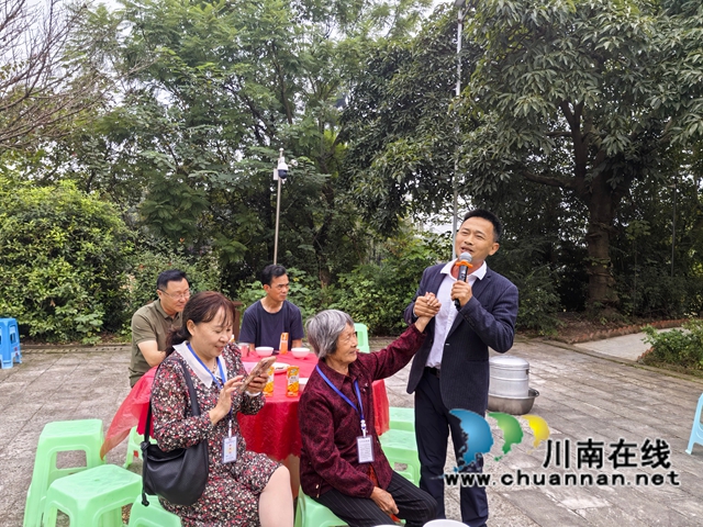 情暖金秋话桑榆 敬老重阳忆变迁|泸县玉蟾街道龙桥社区开展2026年重阳节主题活动(图9) 唱孝敬老人的歌曲.jpg