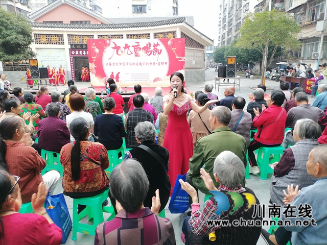 九九重阳展银龄风采 孝亲敬老共叙桑榆情|泸县玉蟾街道清溪社区举行重阳节文艺汇演(图1) 歌唱.jpg