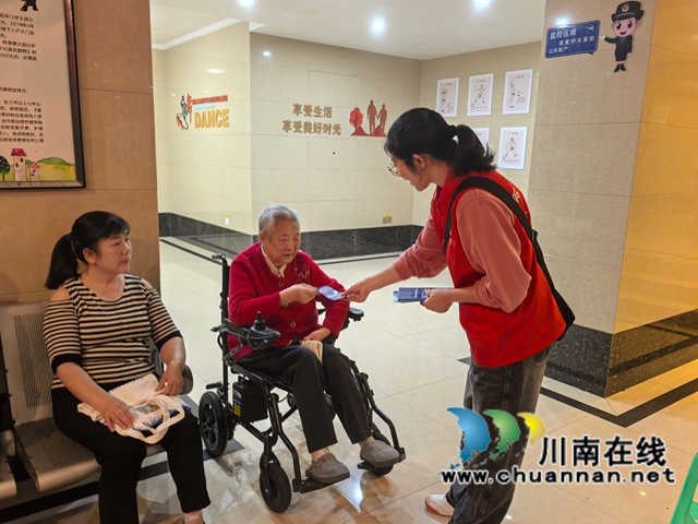 合江县开展“社保服务进社区”宣传活动(图2) 合江2.jpg
