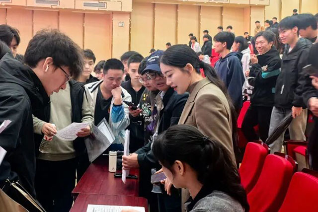 聆听巾帼故事·汲取奋进力量 | 记2025年度“四川省三八红旗手”何俊琳:职校生的出路,和她在民办高校的十五年(图4) 4.jpg