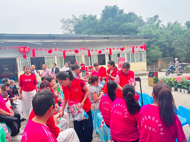 村企结对促振兴,重阳敬老暖人心——泸州“时为公司”走进魏园村开展敬老慰问活动(图5) 5.jpg