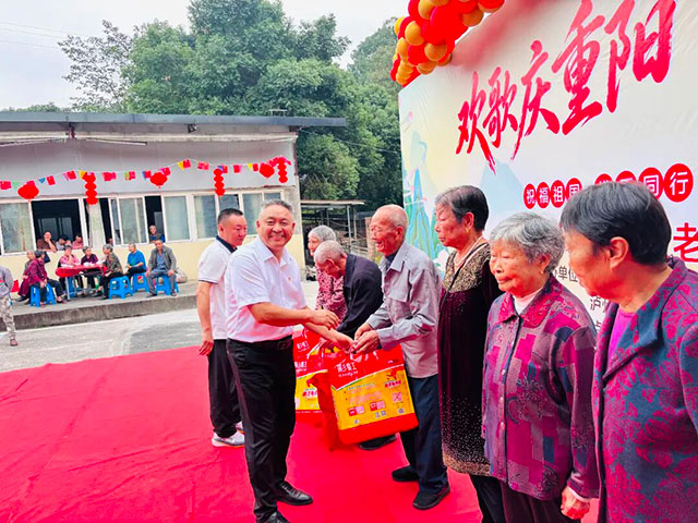 村企结对促振兴,重阳敬老暖人心——泸州“时为公司”走进魏园村开展敬老慰问活动(图10) 10.jpg