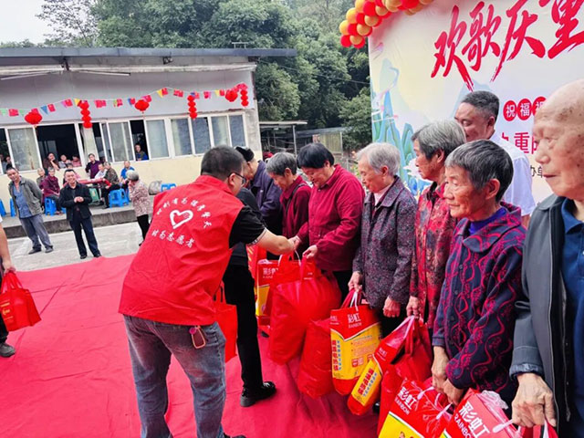 村企结对促振兴,重阳敬老暖人心——泸州“时为公司”走进魏园村开展敬老慰问活动(图11) 11.jpg
