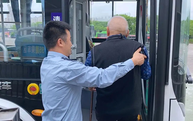 重阳节快乐|泸州十米车厢藏暖意,敬老爱老专线伴您出行(图3) 3.jpg