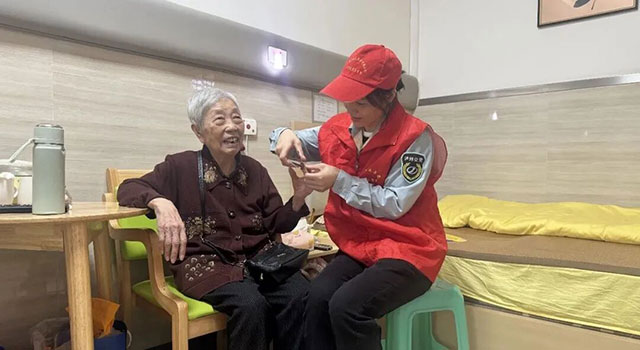 重阳节快乐|泸州十米车厢藏暖意,敬老爱老专线伴您出行(图5) 5.jpg