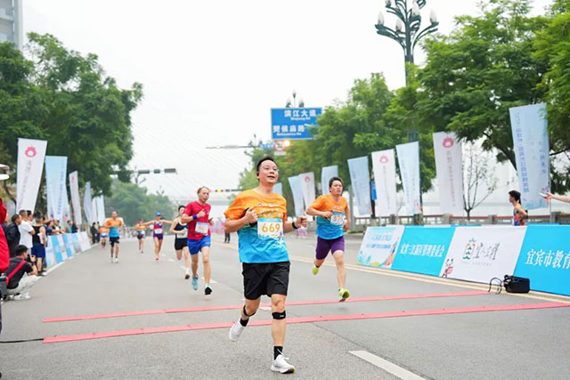以体兴城!长江首城精英跑激活宜宾城市体育动能(图12) 14.jpg