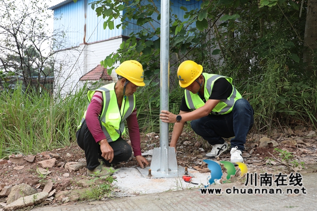 路旁工人们配合默契，正加紧安装道路安全标牌，为全线通车做最后收尾。 (3).JPG