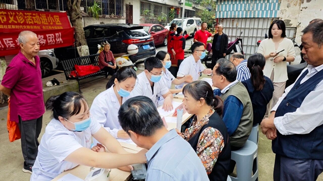 中医服务“零距离”,合江县中医医院两场义诊守护群众健康(图2) 诊2.jpg