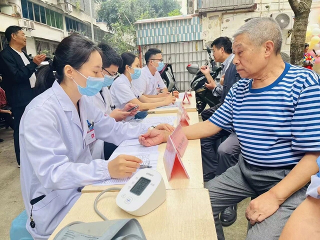 中医服务“零距离”,合江县中医医院两场义诊守护群众健康(图3) 诊3.jpg